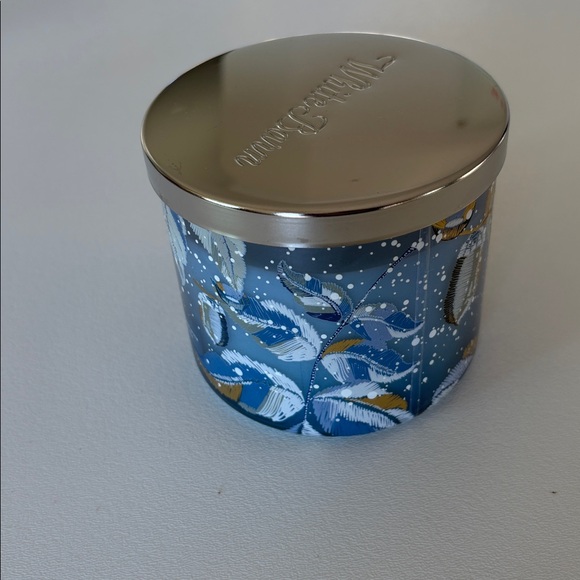 NWT Bath and Body Works White Barn Winter 3 Wick Candle with Box Cozy Blue Snow - Picture 6 of 10